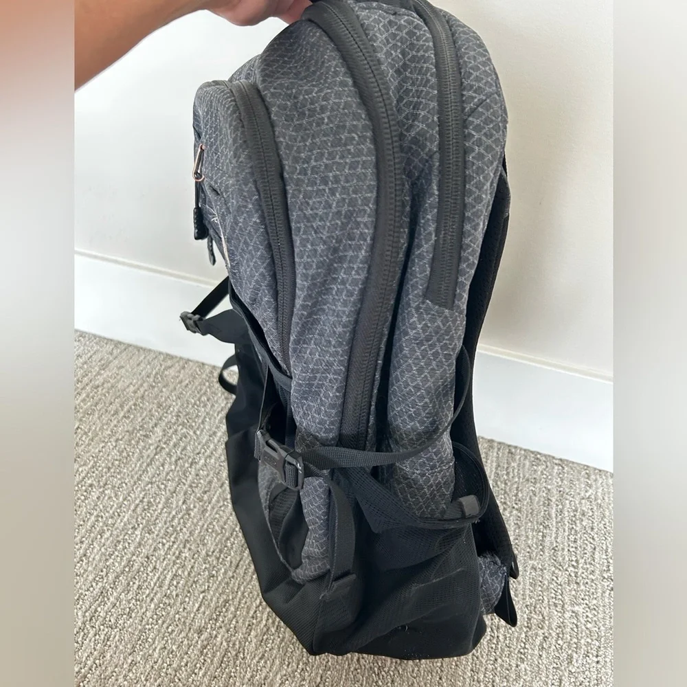 NORTH FACE RECON Heavy Duty Backpack. 18”x14” Standard size.Has 6 pockets.